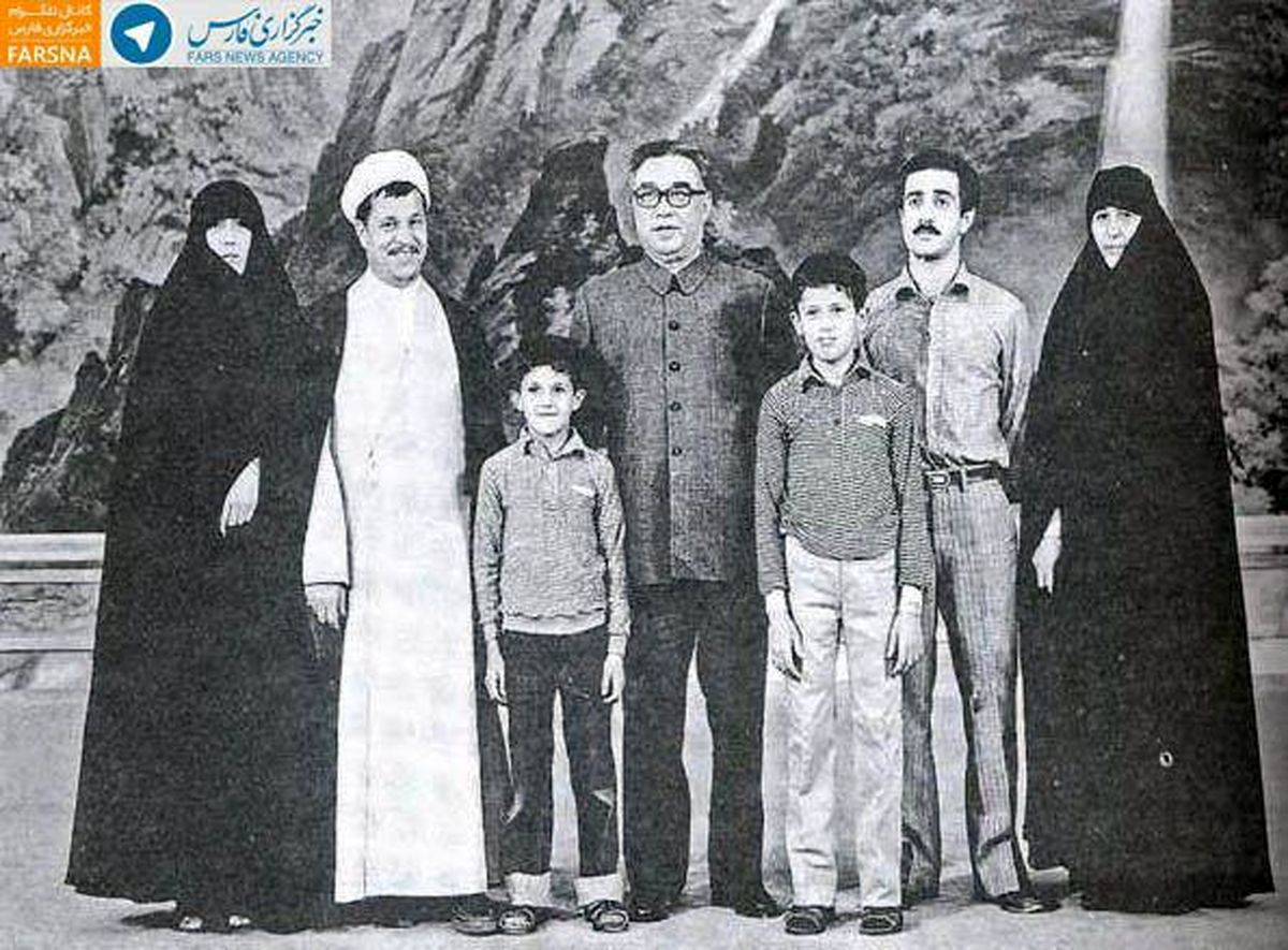 عکس یادگاری خانوادگی آیت‌الله هاشمی با جَد رهبر کره