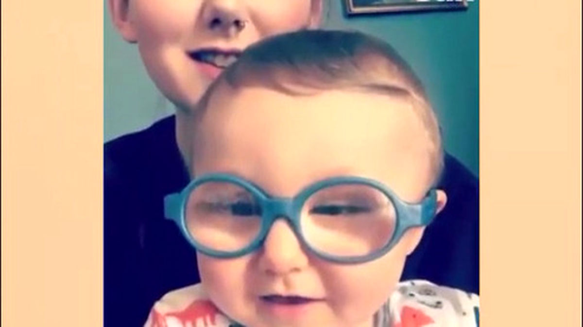 واکنش جالب کودک ۸ ماهه‌ای که اولین بار عینک زد +فیلم