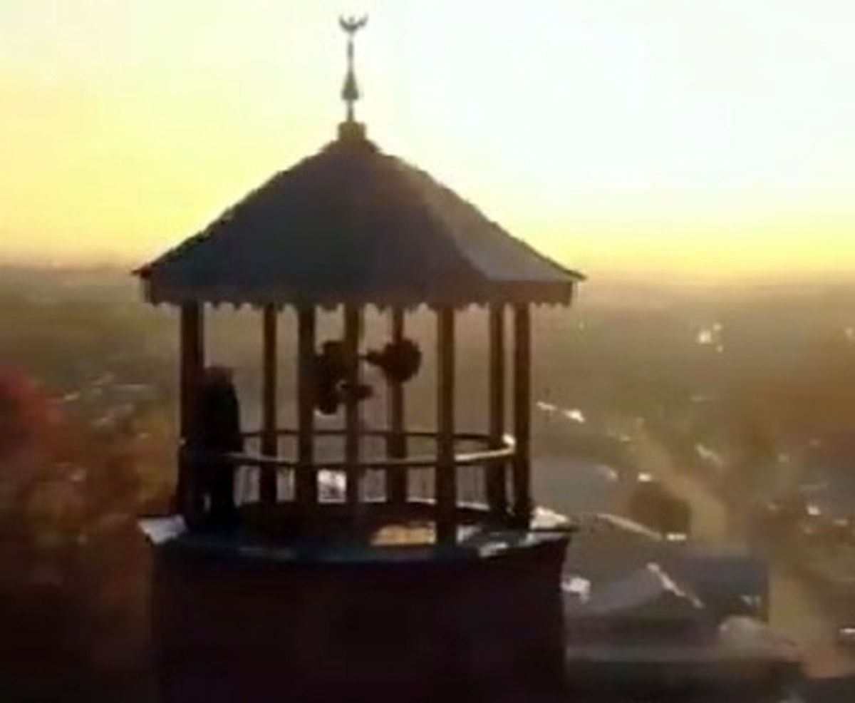 صدای اذان مهدی یراحی در صفحه میلیونر آمریکایی