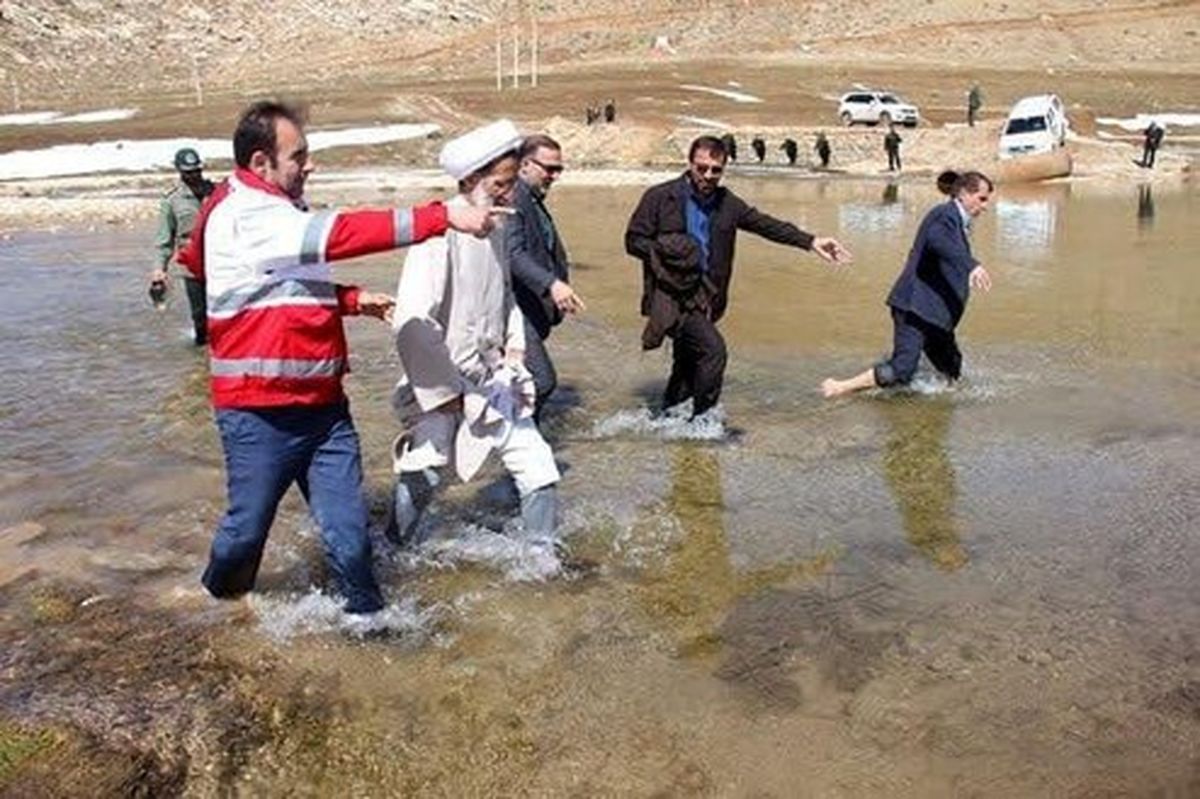 عکس: عبور امام جمعه شهرکرد از وسط رودخانه!