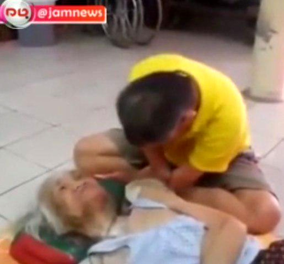 عکس: عشق واقعی فرزند به مادرش