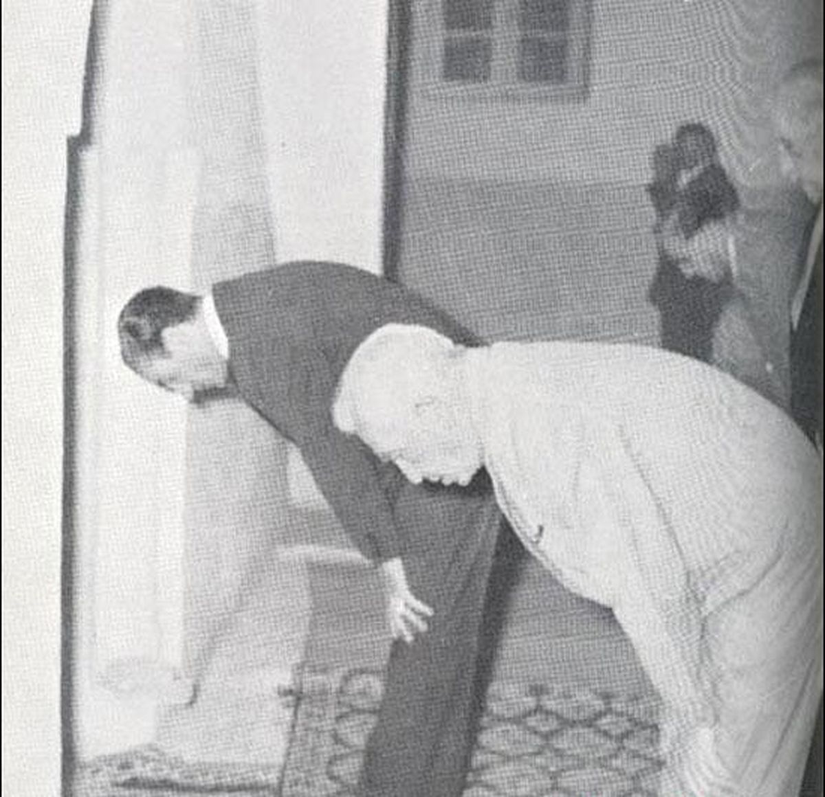 نماز جماعت به امامت محمدرضا پهلوی/عکس