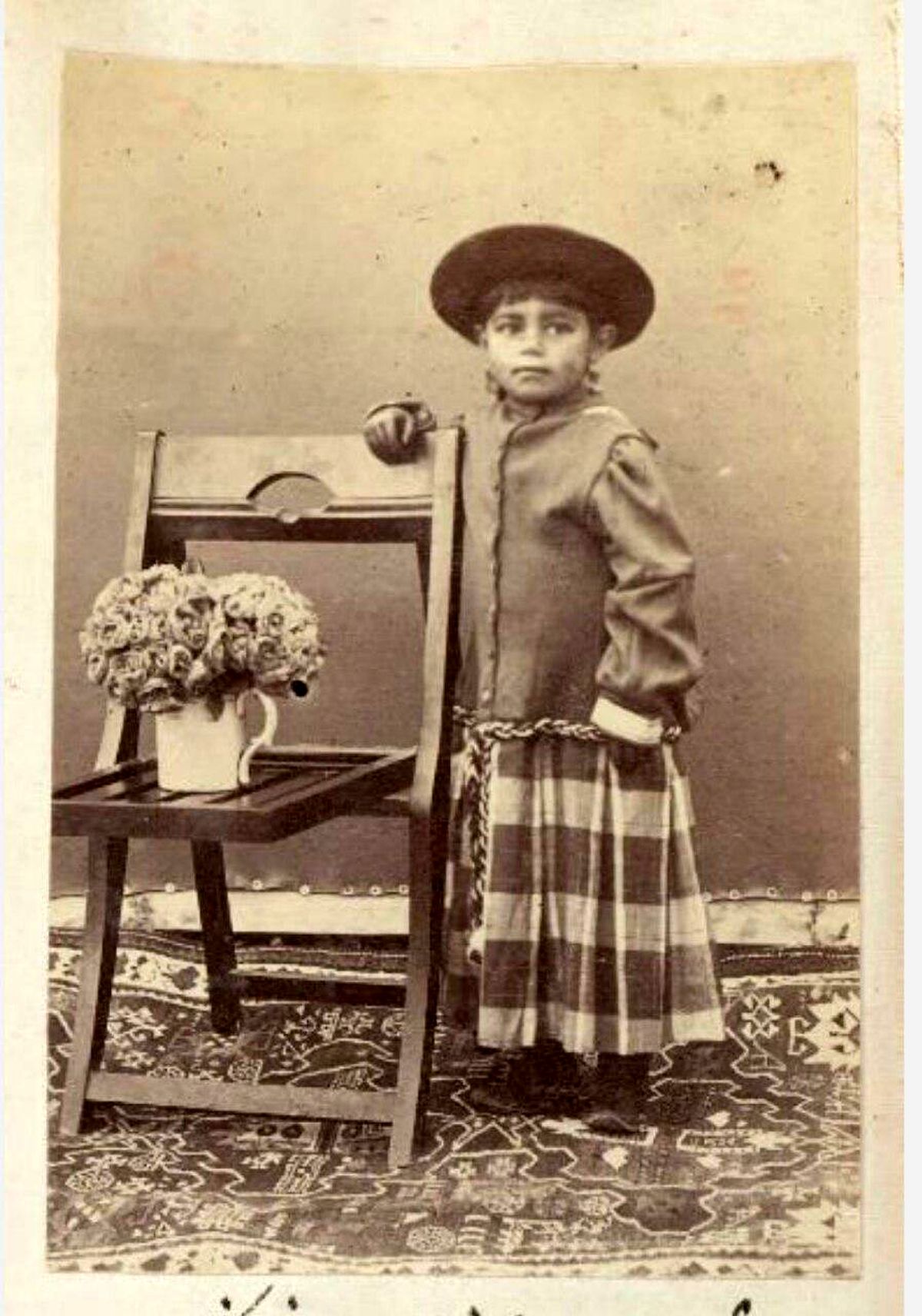 عکس یادگاری دختربچه قجری با لباس فرنگی