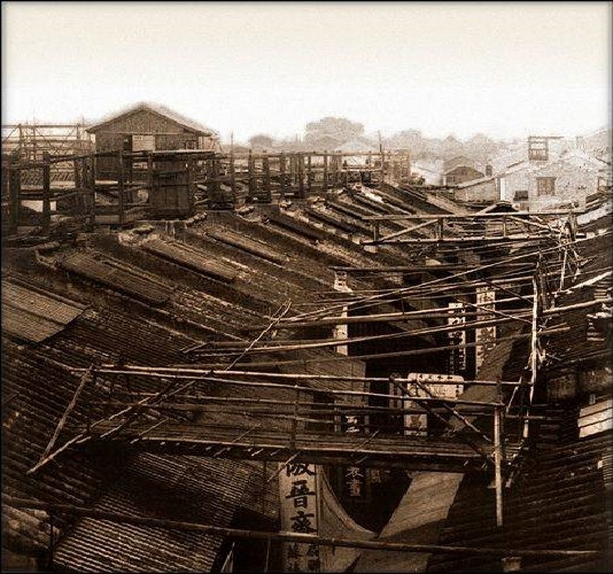 عکس: پلیس‌های پشت بام