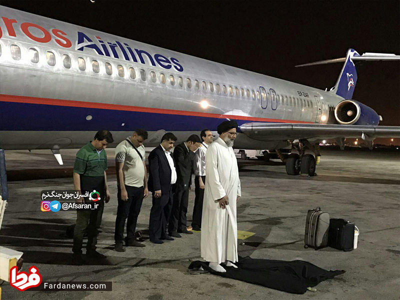 عکس: اقامه نماز جماعت روی باند فرودگاه