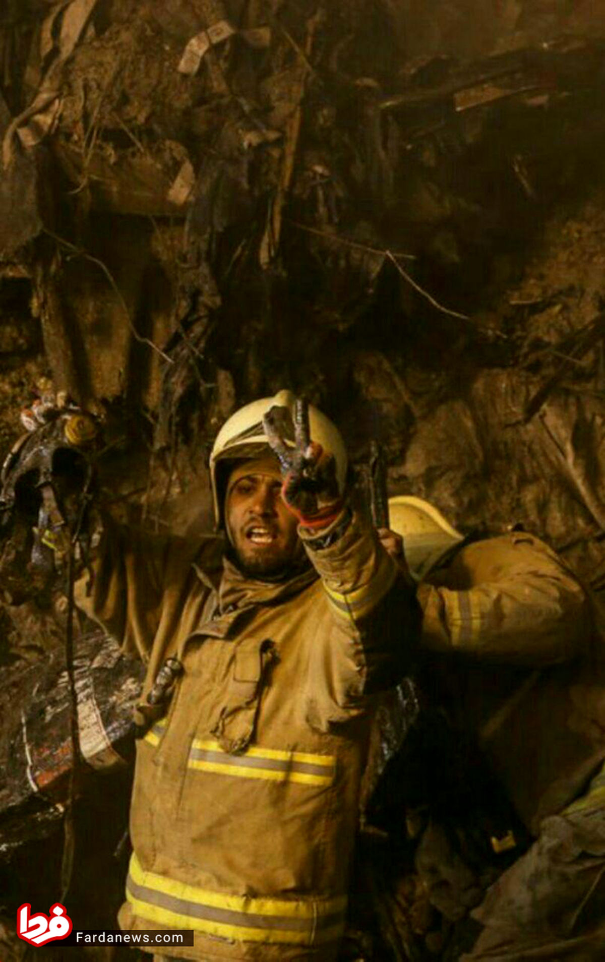 عکس: لحظه یافتن دو پیکر از زیر آوار پلاسکو