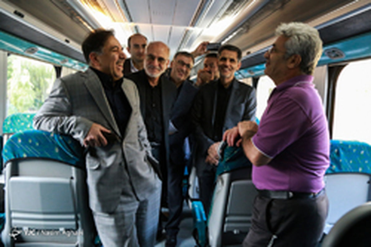 عکس: خوش و بش گرم آخوندی با مردم!