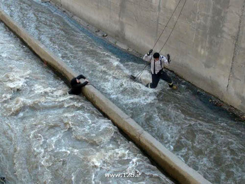 عکس: نجات خانمی از کانالآب خیاباندماوند