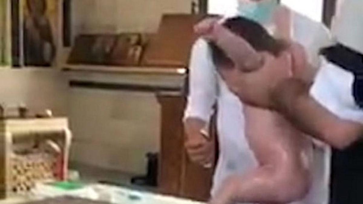 خشونت کشیش حین غسل نوزاد کار دستش داد! +عکس