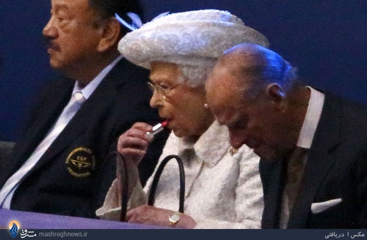 عکس/ وقتی ملکه انگلیس بزک می‌کند