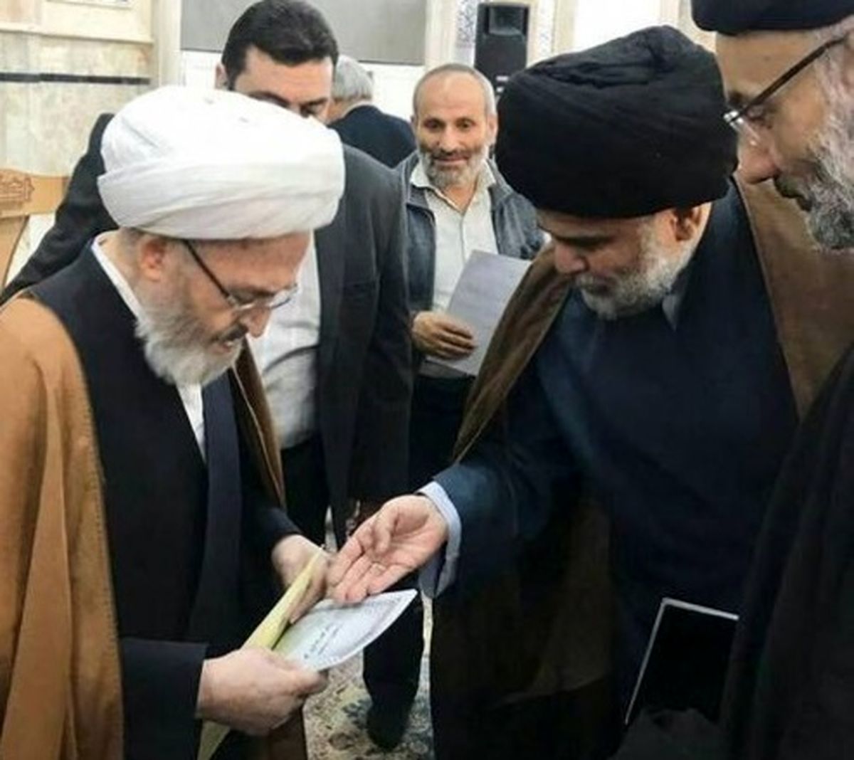 تصاویر: هدیه مقتدی صدر به آیت الله سبحانی
