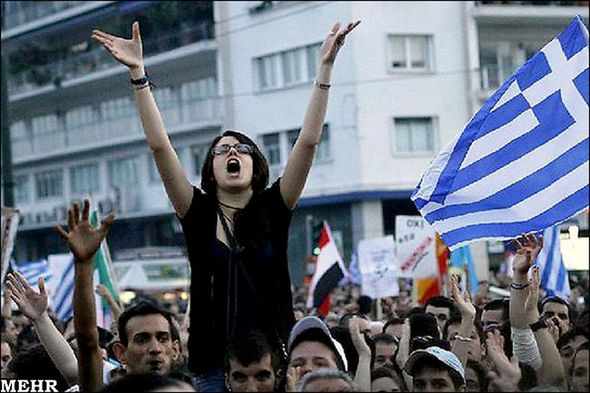 آتش زدن پرچم نازی درسفر مرکل /عکس