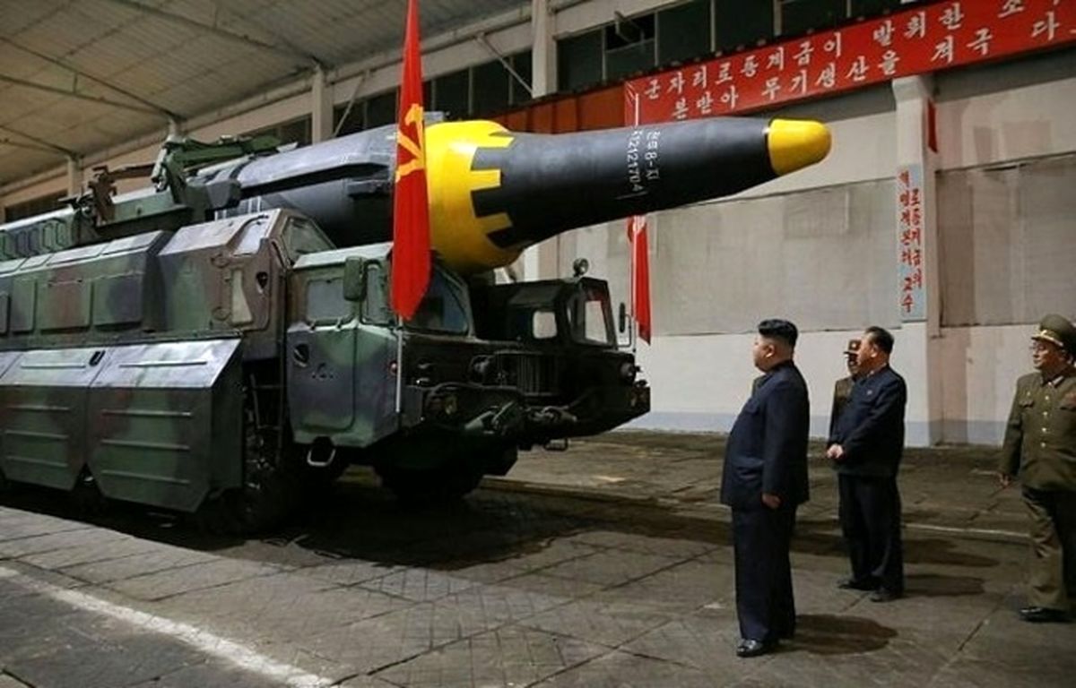 «کیم جونگ اون» در کنار موشک کره شمالی +عکس