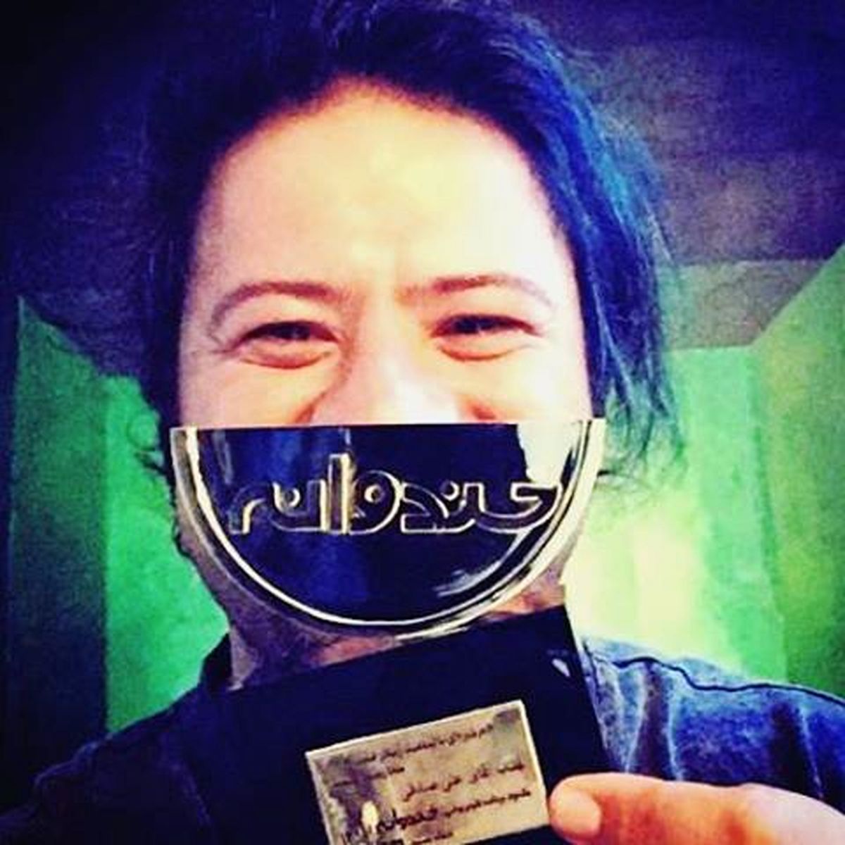 عکس: علی صادقی با لوح خندوانه اش