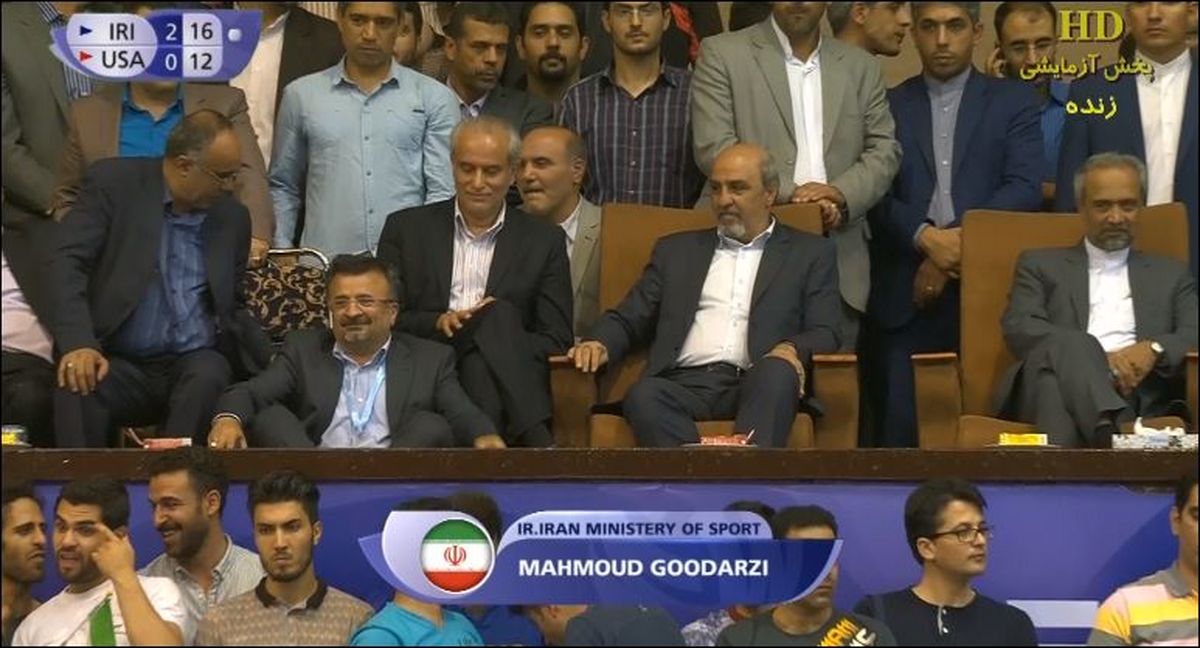 تماشای بازی داورزنی روی زمین!/عکس