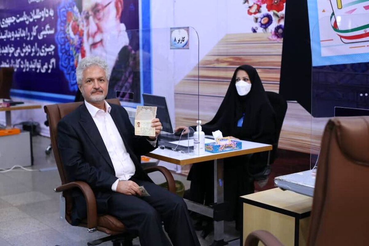 یک دیپلمات هم ثبت نام کرد +عکس