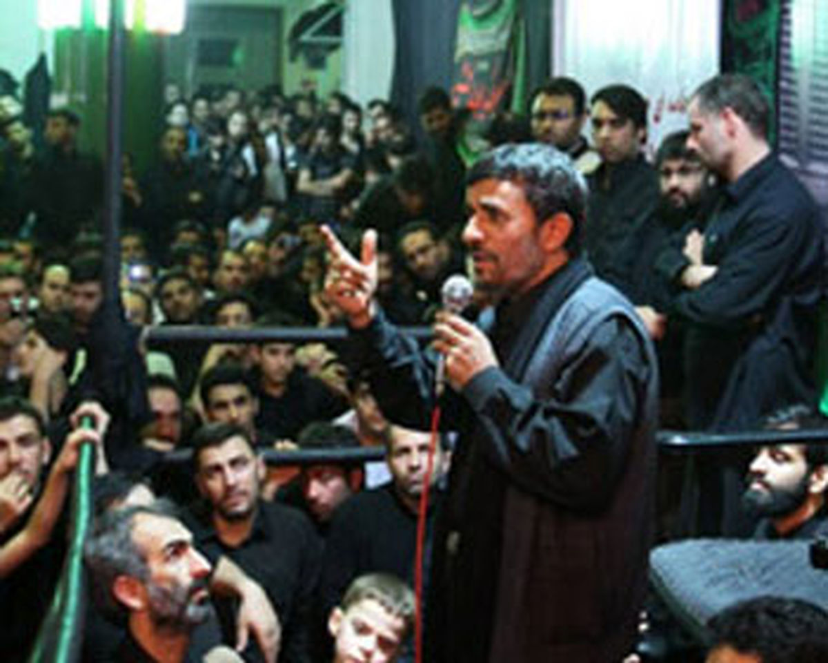 اهدای پیراهن مشکی به احمدی نژاد برای استفاده در مراسم عزاداری ابا عبدالله (ع)