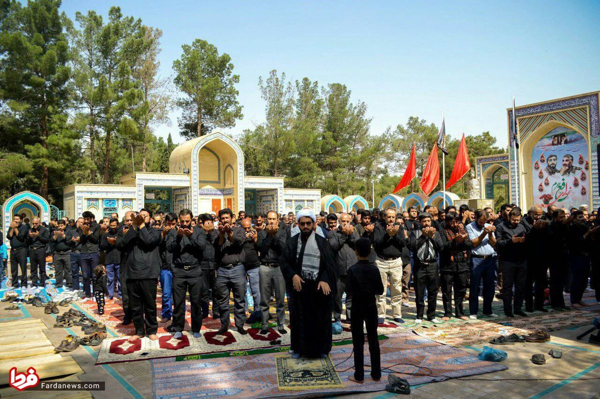 عکس: نماز جماعت ظهر عاشورا در مقبره شهید حججی