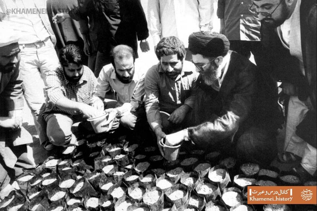 تصویر دیدهنشده از رهبرانقلاب درحال کاشت بذر نهال