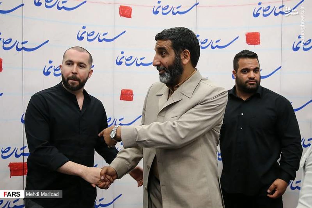 عکس: خواننده زیرزمینی در مراسم رونمایی کتاب حاج حسین