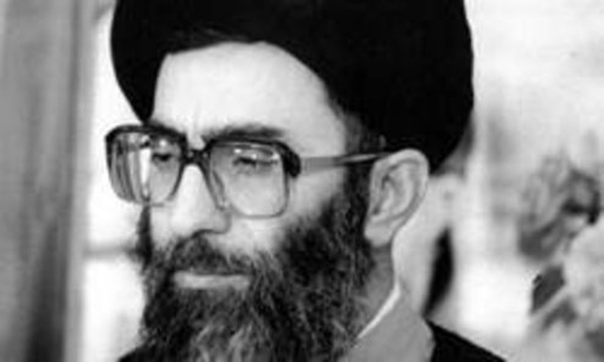 تصویری از حضور رهبر انقلاب بر سر مزار آیتالله اشراقی