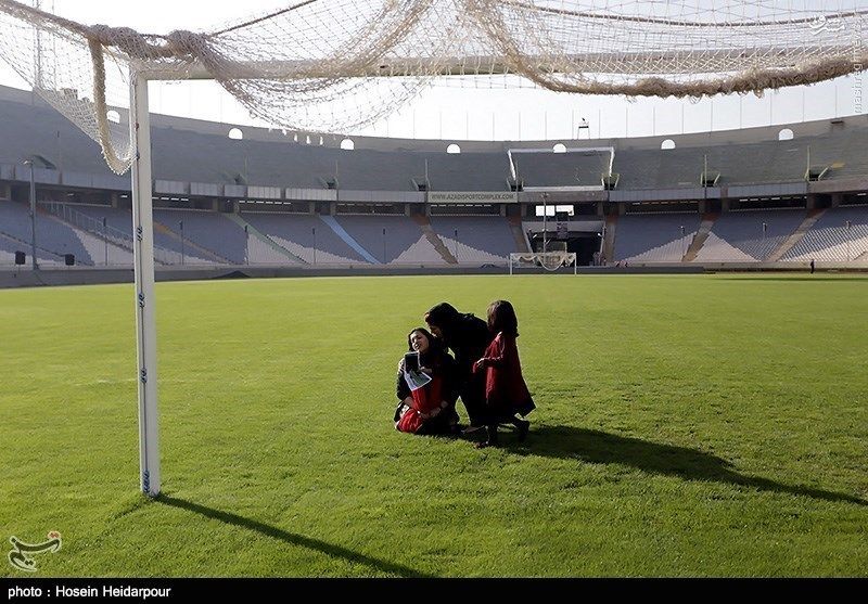 عکس/ وداع همسر و دختر هادی نورزی در زمین چمن