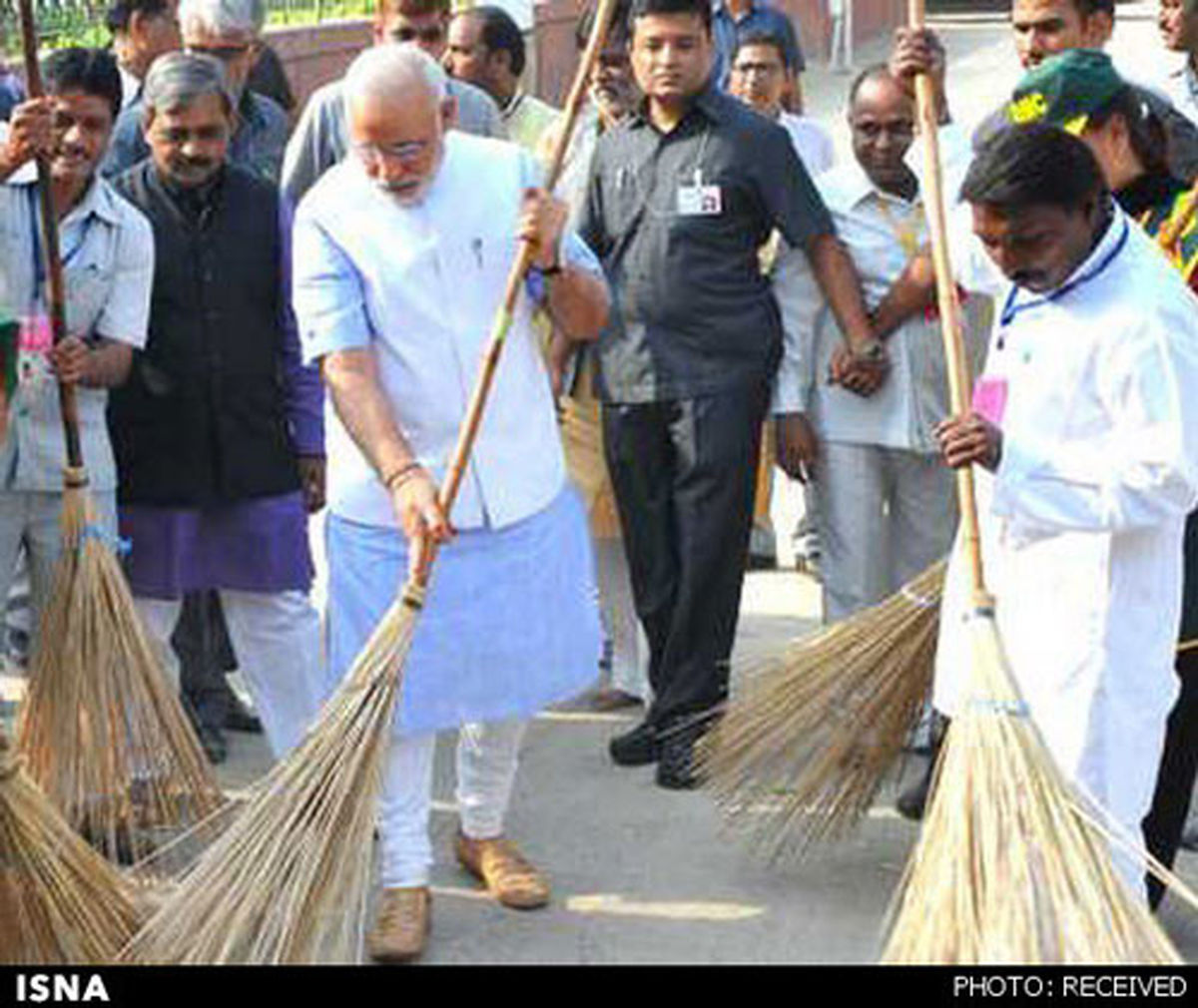 «ناریندرا مودی» جارو به دست شد! +عکس