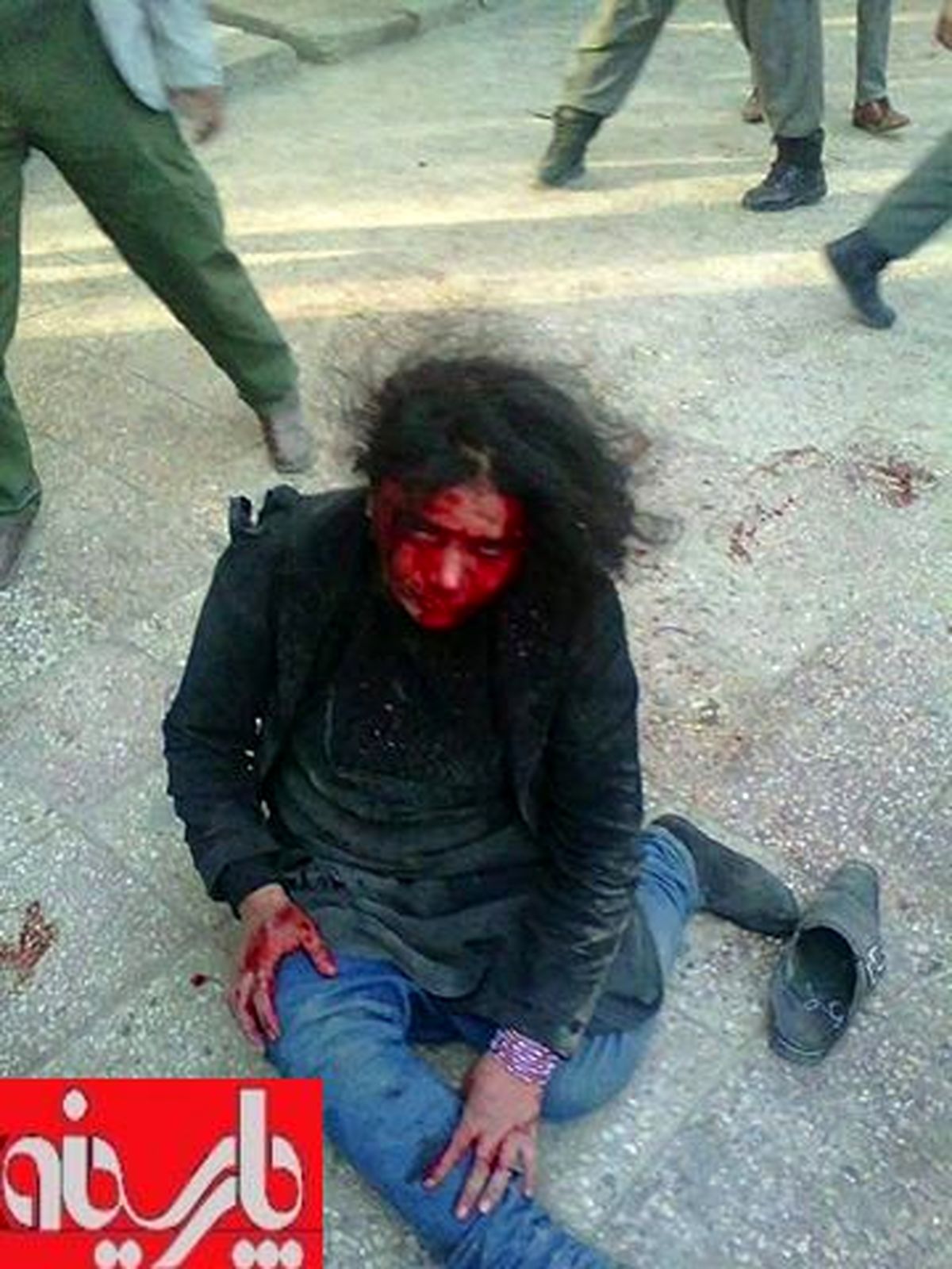 زنی که قصد آتش زدن قرآن را داشت/عکس