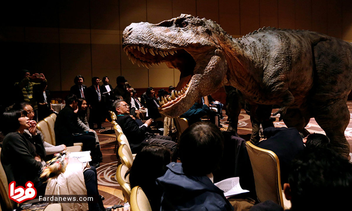 عکس: حضور غیرمنتظره دایناسور ۸ متری در سالن کنفرانس