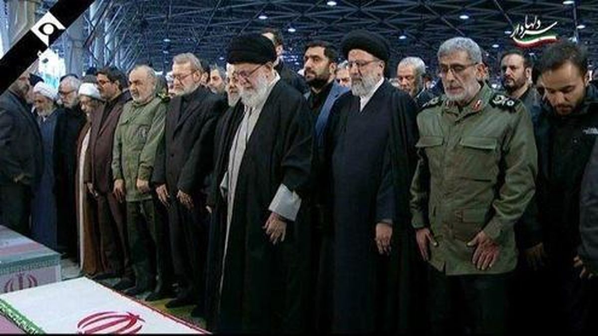تصاویر: اقامه نماز رهبر انقلاب بر پیکر شهید سپهبد قاسم سلیمانی