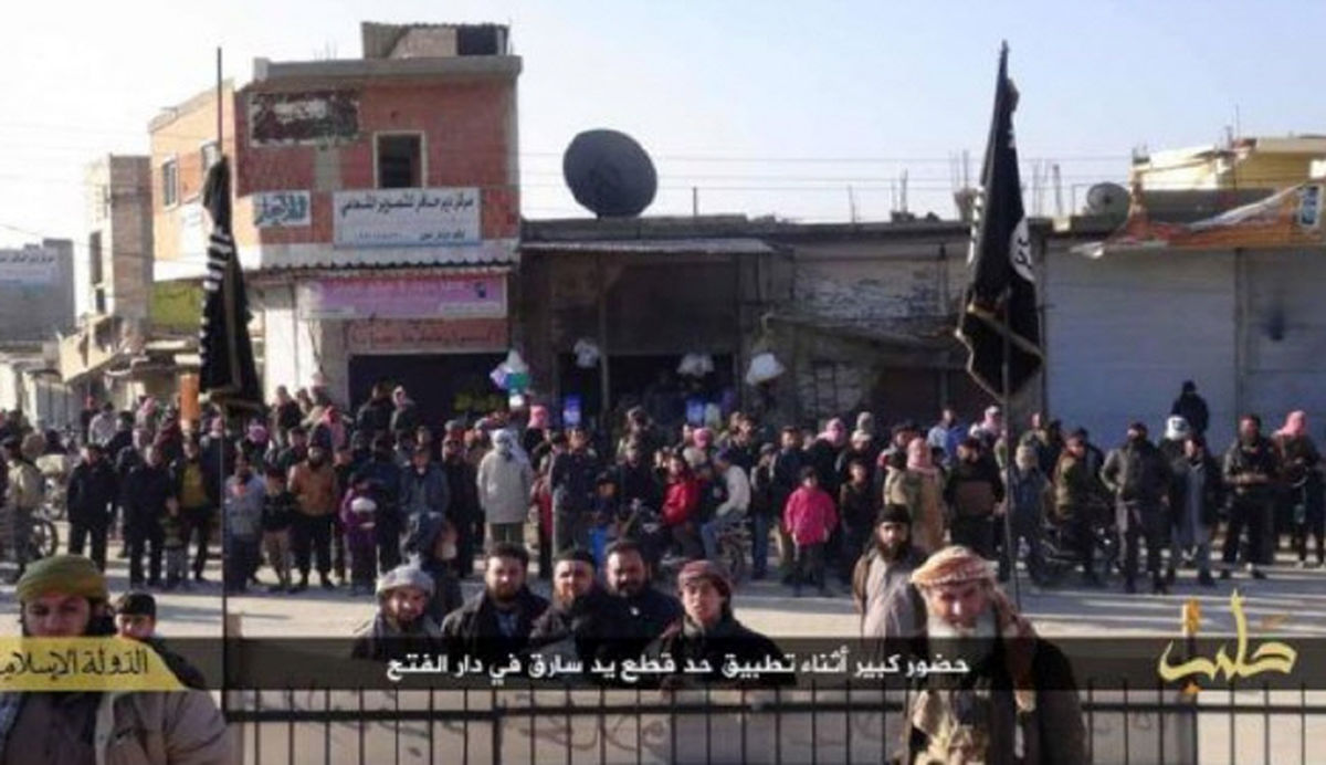 داعش دست یک سوری را قطع کرد/تصاویر