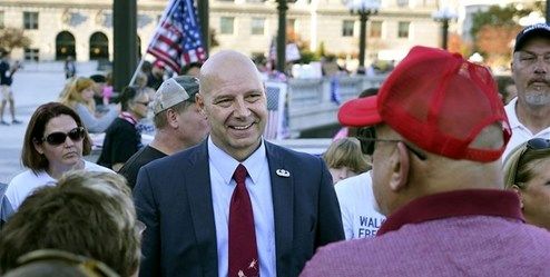 ماجرای ترک جلسه فوری سناتور آمریکایی با ترامپ