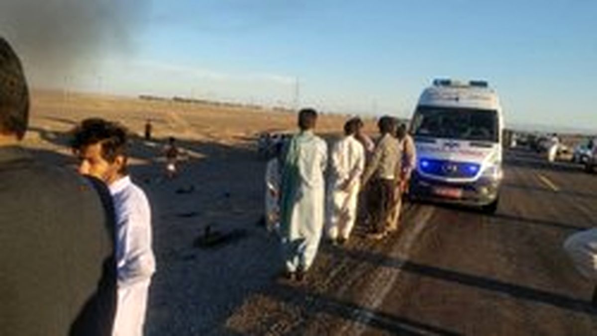 حریق خودرو جان سرنشینان را گرفت +عکس
