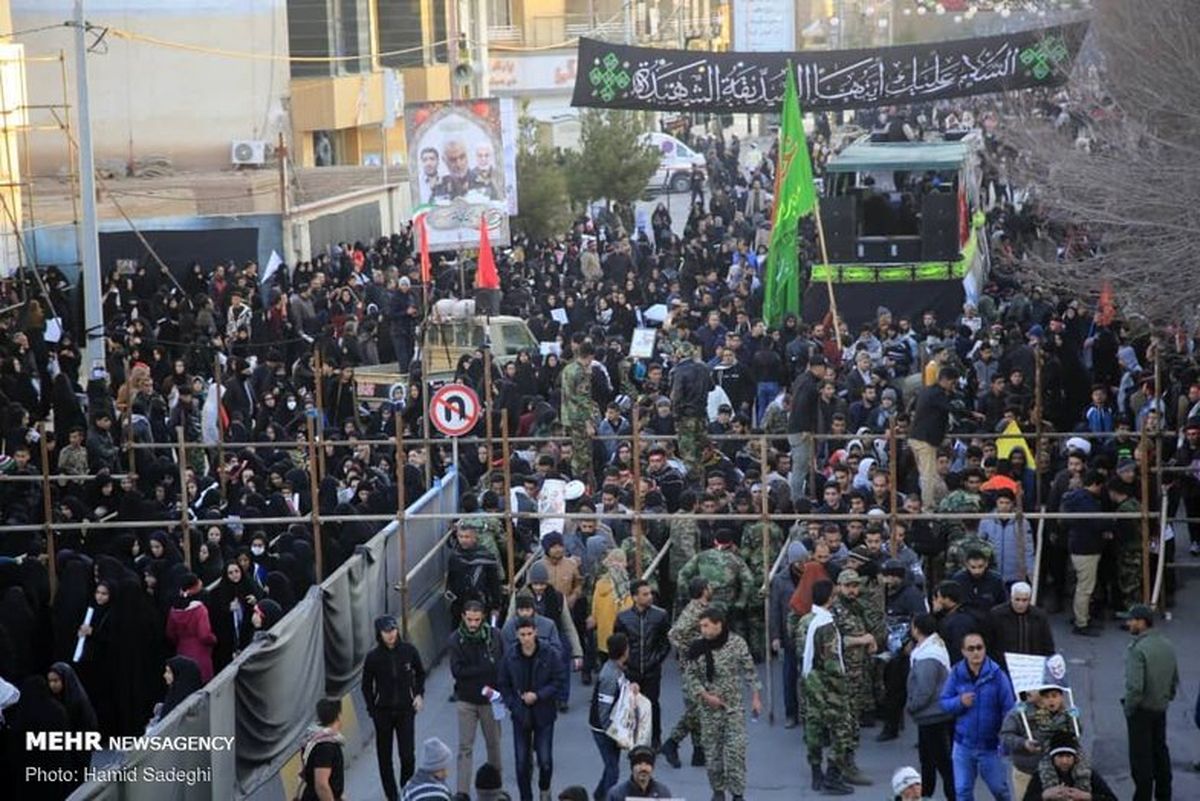 تصاویر: مردم عزادار کرمان در انتظار تشییع پیکر شهید سپهبد سلیمانی