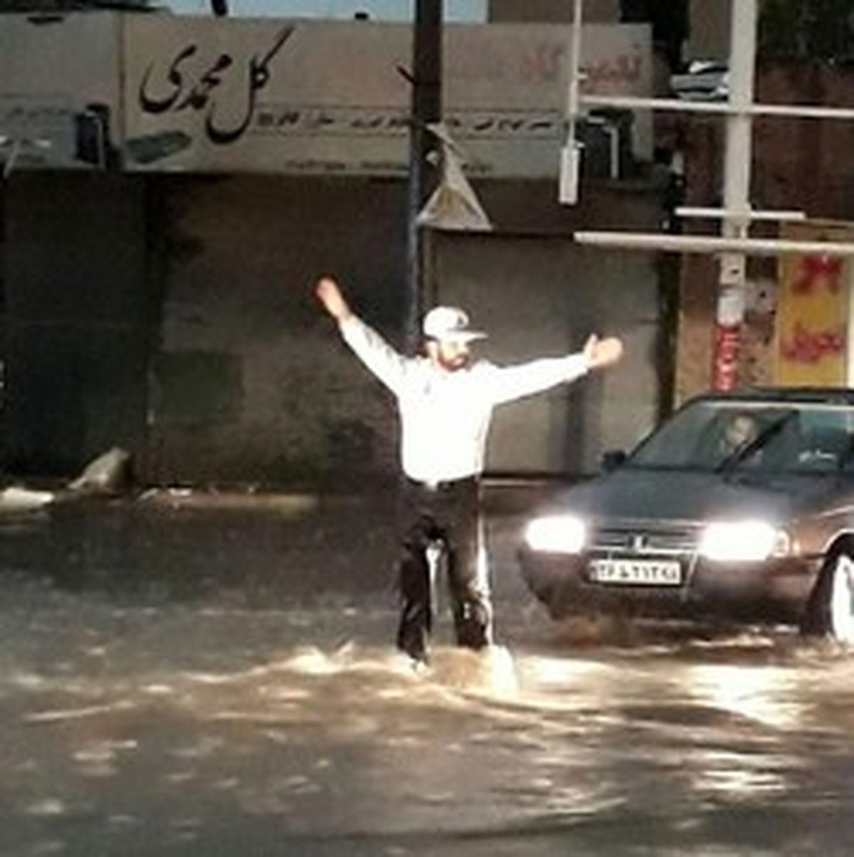 انجام وظیفه به سبک مأمور راهنمایی و رانندگی ایلامی +عکس