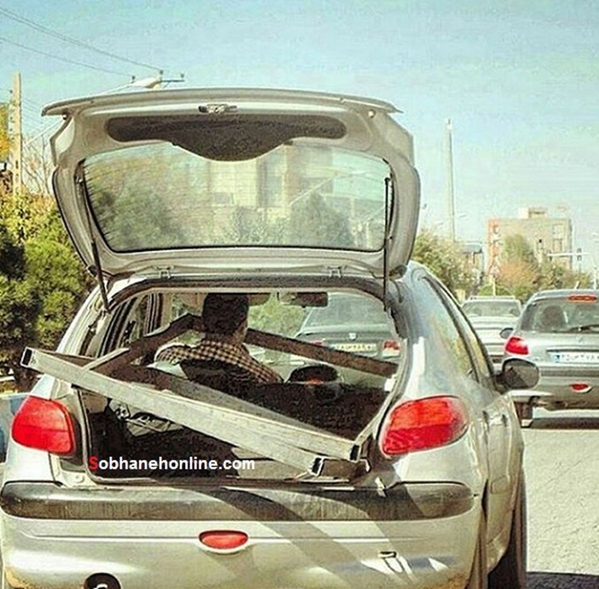 عکس: عجیب‌ترین شیوه حمل بار با پژو 206