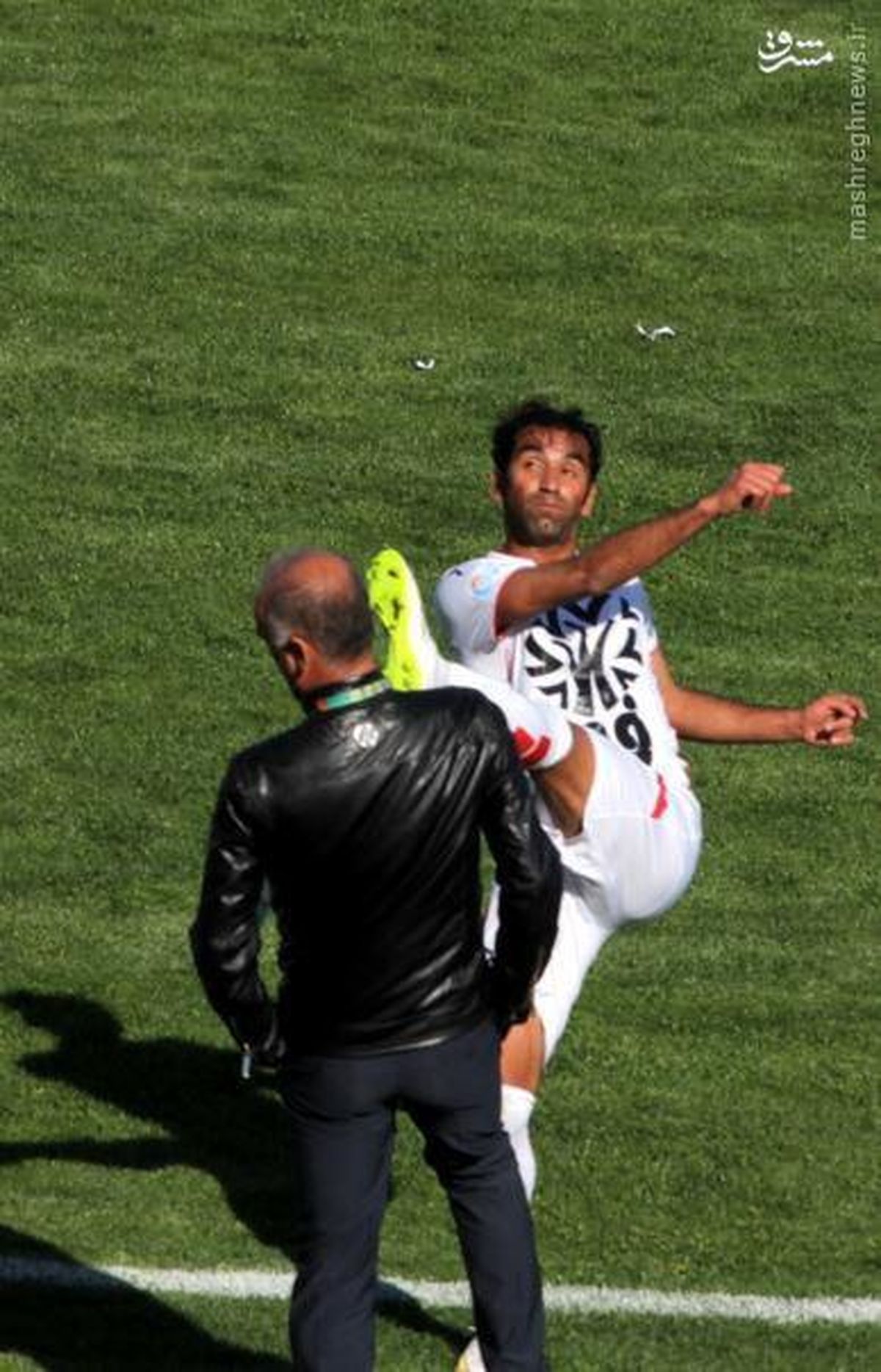 عکس: تکواندو در فوتبال!