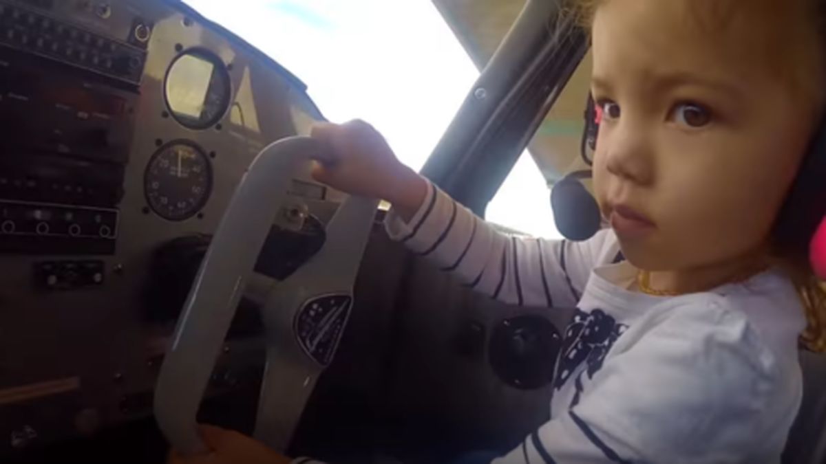 فیلم: دختربچه دو سالهای که خلبان شد!