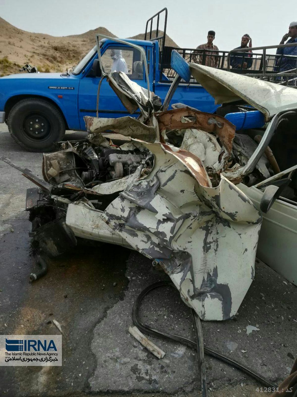 عکس: مچاله شدن خودروی پیکان در برخورد با تریلر