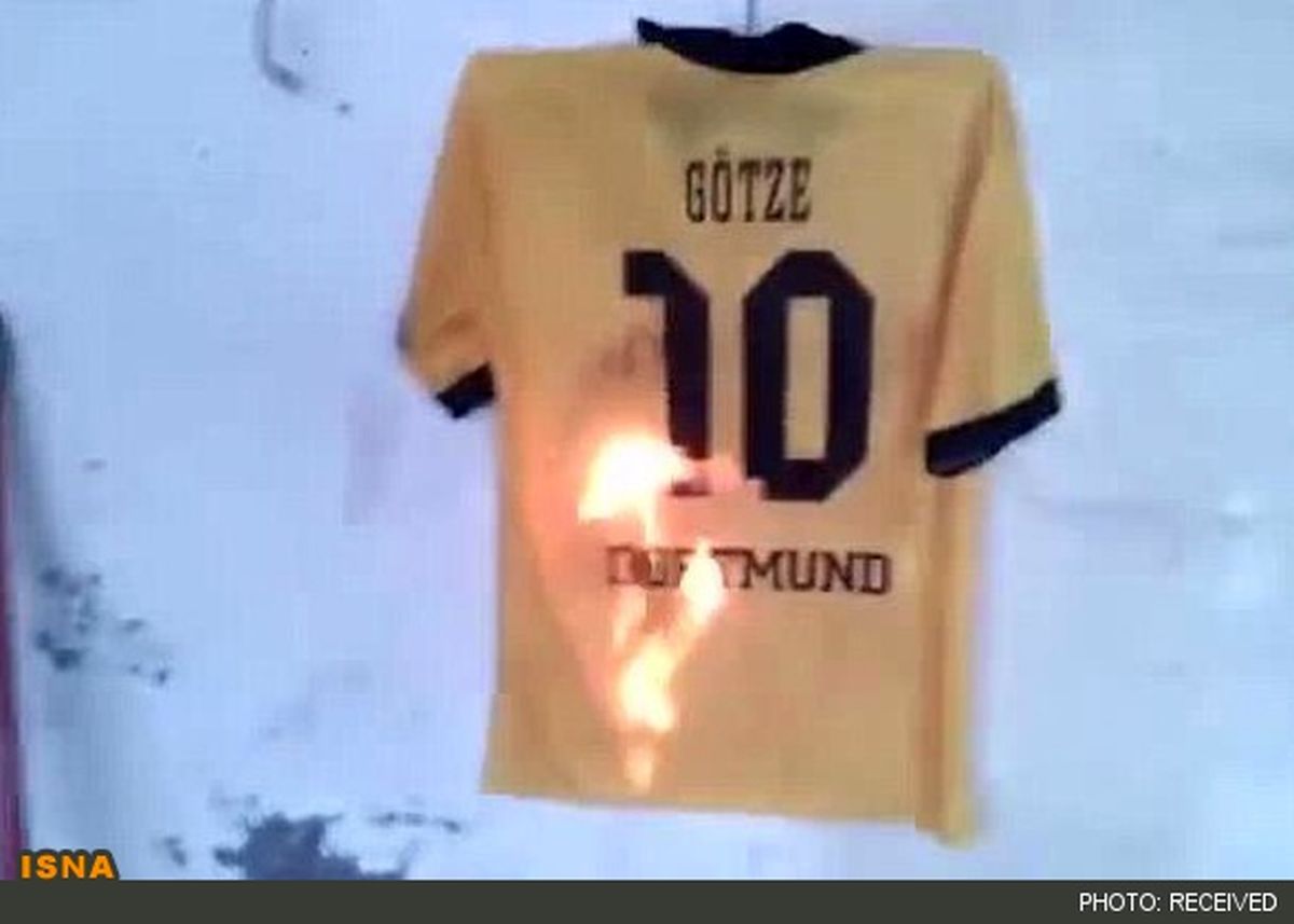 سوزاندن پیراهن گوتسه/عکس