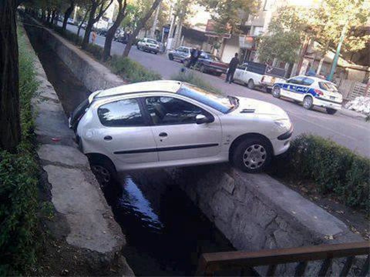 پارک ۲۰۶ روی جوی يک متري!/عکس