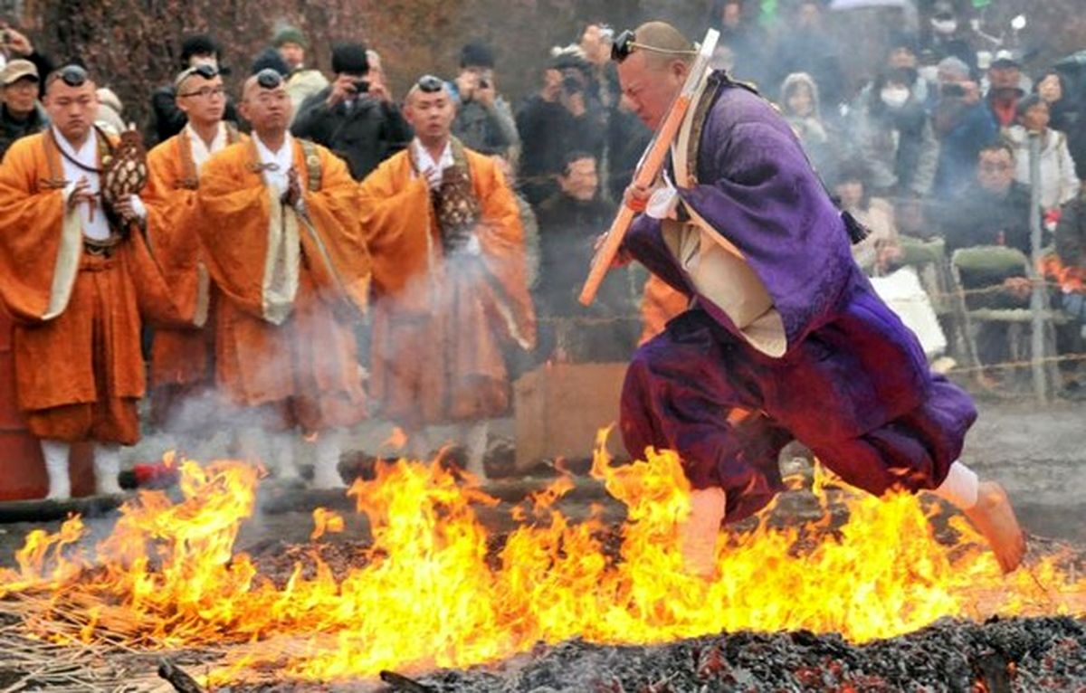 عبور از آتش با پای برهنه!