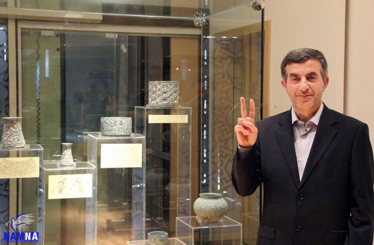 عکس انتخاباتی مشایی با عتیقه‌ها