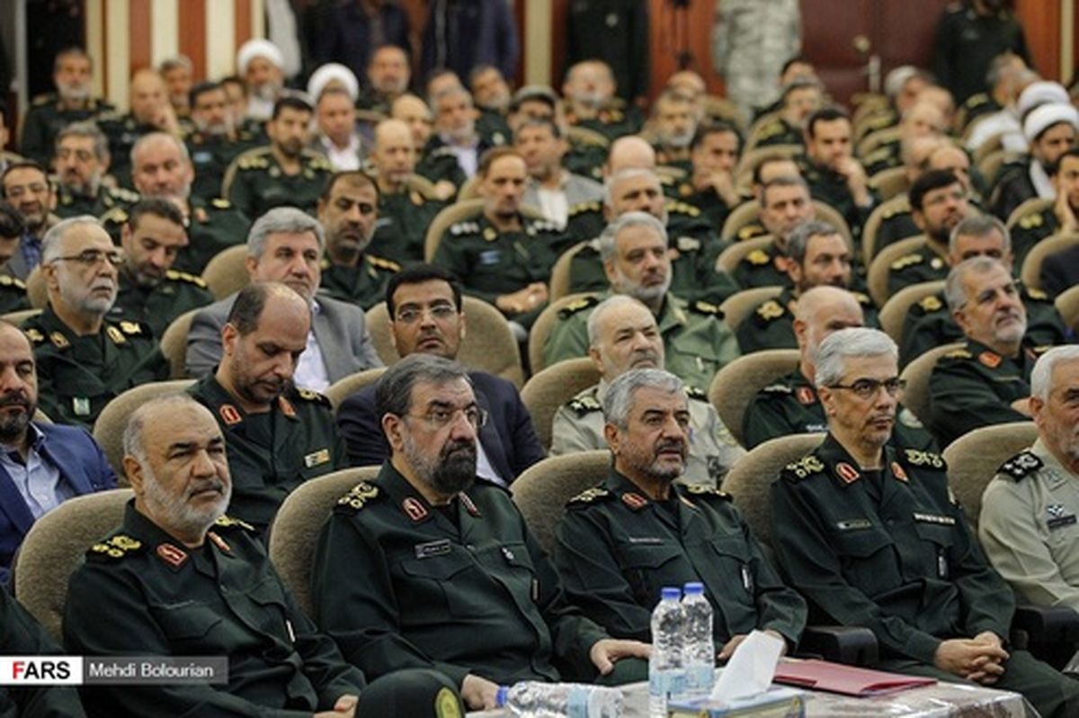 عکس: سردار نصیری فرمانده سابق حفاظت سپاه و حسین طائب مسئول اطلاعات سپاه در یک مراسم