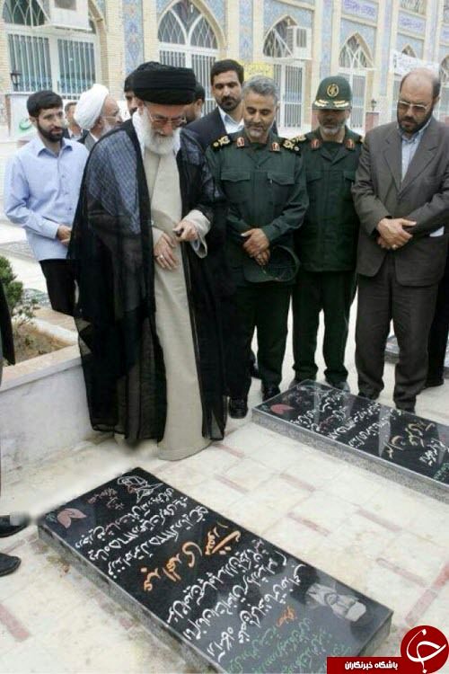 عکس: سردار سلیمانی در کنار رهبر انقلاب
