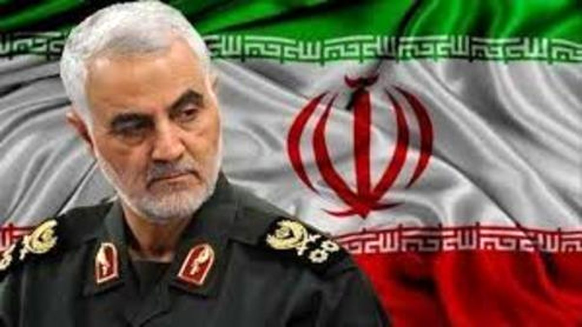 عکس: زیارت عجیب مزار شهید حاج قاسم توسط همسرشان!