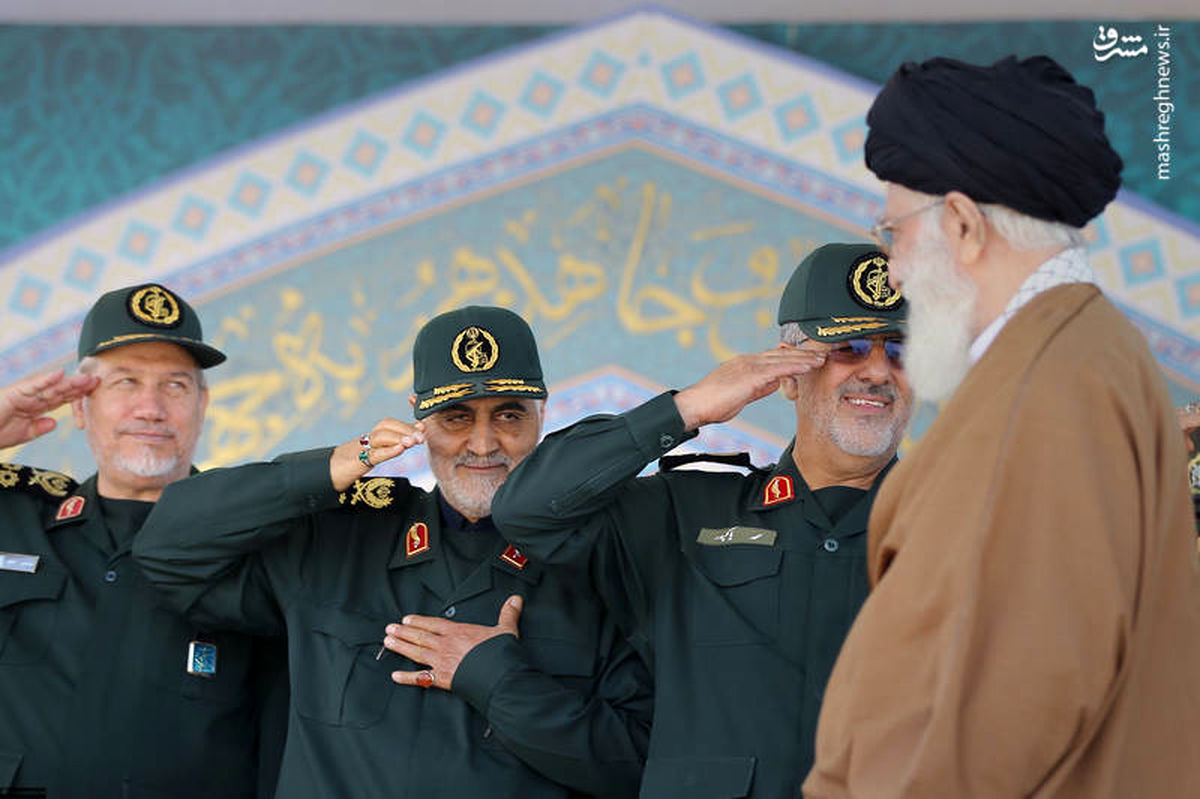 عکس: احترام خاص قاسم سلیمانی به رهبر انقلاب