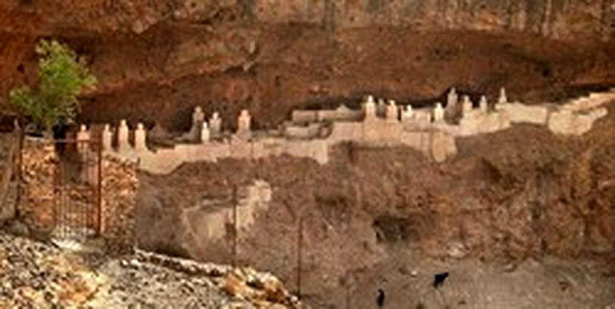 قبرستانی اعجابانگیز در دل کوه +عکس