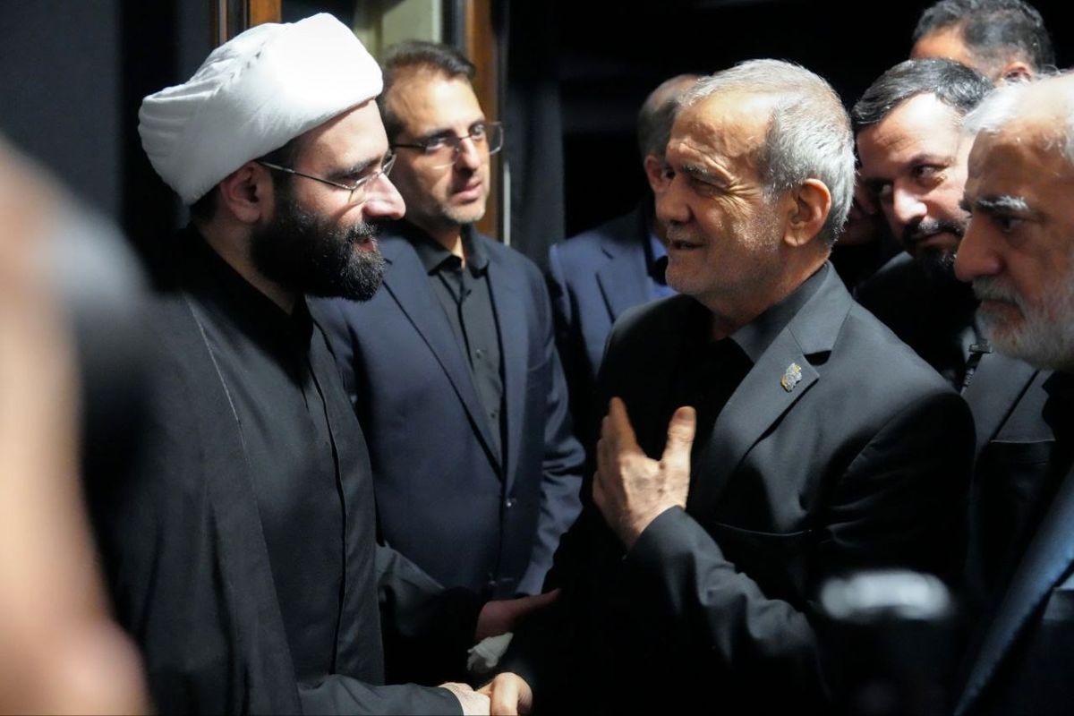 تصاویر: حضور پزشکیان در مراسم روضه خانگی شهید علی لاریجانی