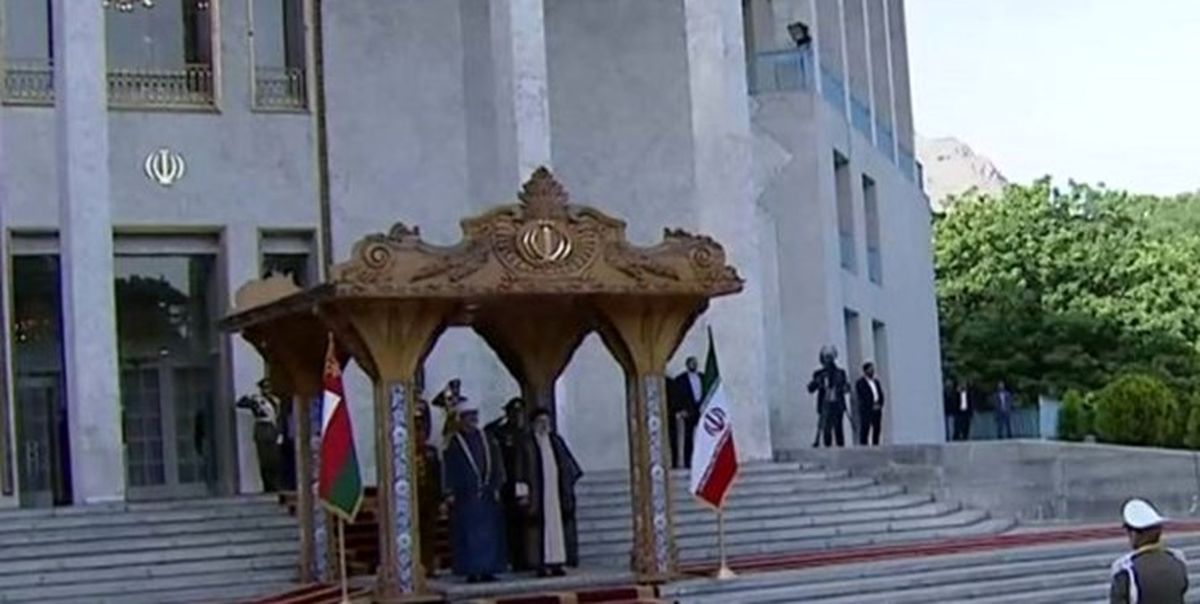 رئیسی به طور رسمی از سلطان عمان استقبال کرد